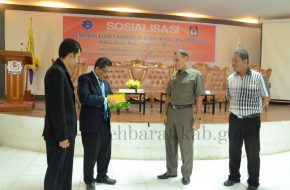 Penyerahan Cinderamata oleh Dekan Fisipol-UTU