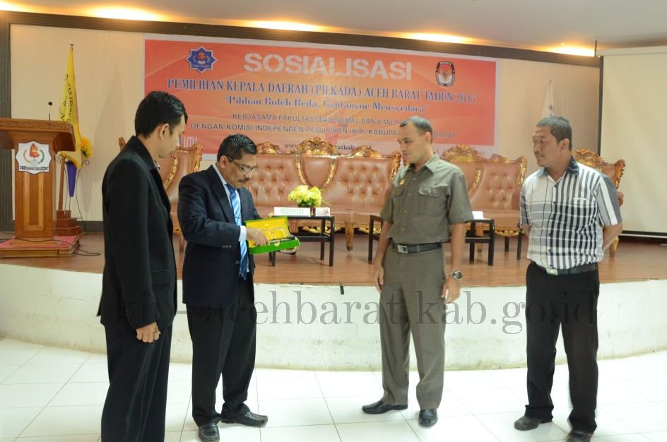 Penyerahan Cinderamata oleh Dekan Fisipol - UTU